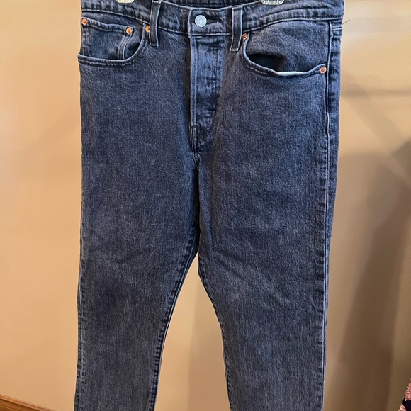 Dark washed wedgie straight Levi’s 30 inch waist - used but in great condition - Picture 3 of 6